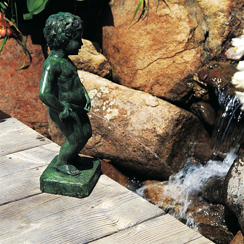 Custom Garden Decoration Life Size Manneken Pis Bronze Boy Statue Peeing Fountain